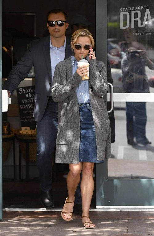 Reese Witherspoon Stills Leaves a Starbucks in Brentwood 1