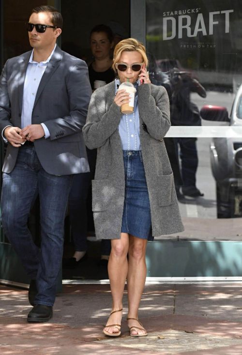 Reese Witherspoon Stills Leaves a Starbucks in Brentwood 2