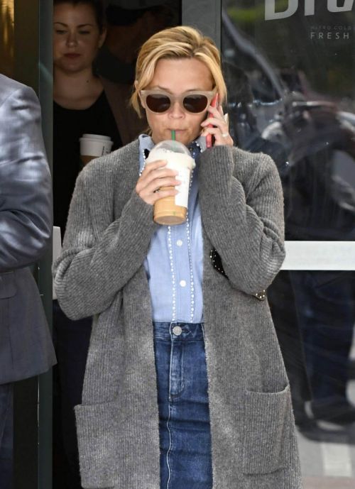 Reese Witherspoon Stills Leaves a Starbucks in Brentwood 3
