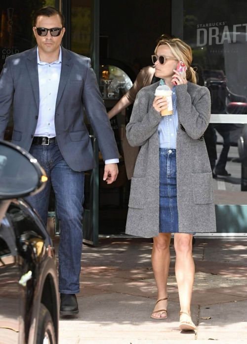 Reese Witherspoon Stills Leaves a Starbucks in Brentwood 4