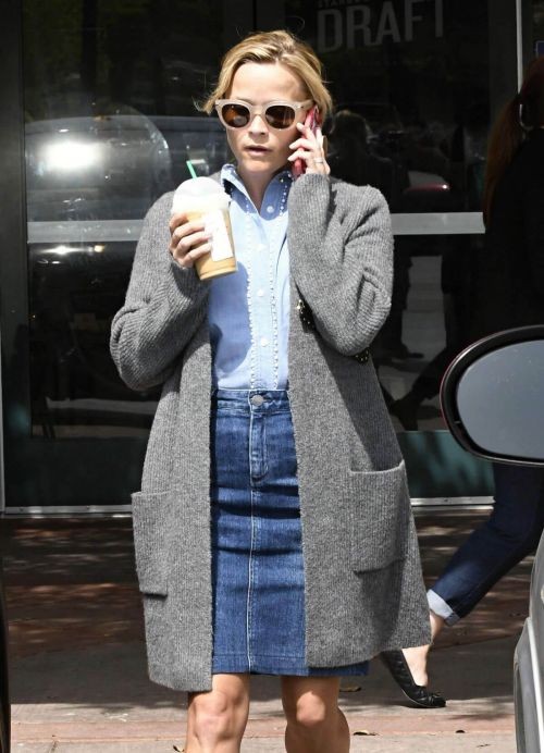 Reese Witherspoon Stills Leaves a Starbucks in Brentwood 6