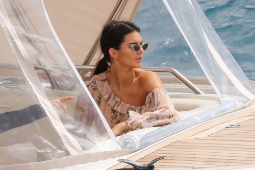 Kendall Jenner Leaves Eden Roc in Cannes 15