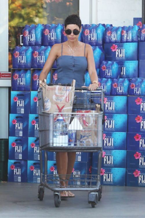 Nicole Murphy Out for Grocery Shopping at Bristol Farms in Beverly Hills 5