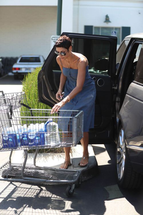 Nicole Murphy Out for Grocery Shopping at Bristol Farms in Beverly Hills 7