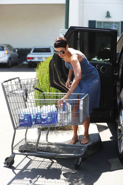 Nicole Murphy Out for Grocery Shopping at Bristol Farms in Beverly Hills 8