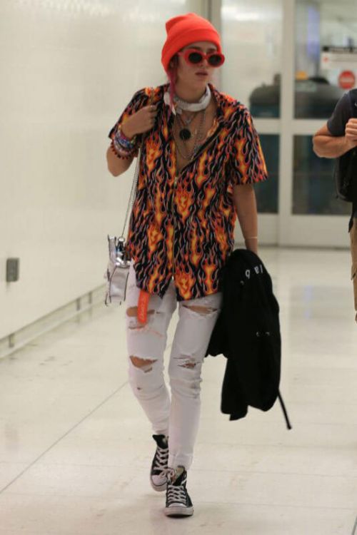 Bella Thorne Stills at Los Angeles International Airport 1