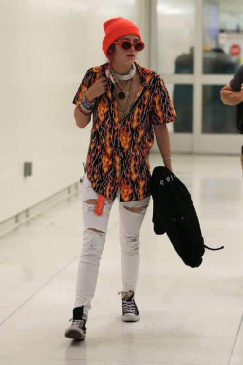 Bella Thorne Stills at Los Angeles International Airport 2