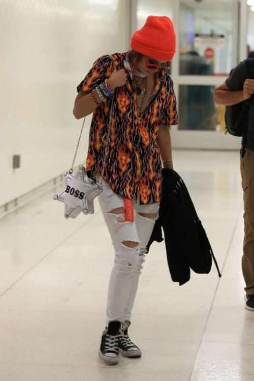 Bella Thorne Stills at Los Angeles International Airport 3