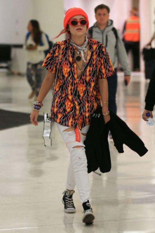 Bella Thorne Stills at Los Angeles International Airport 4