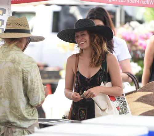 Bethany Joy Lenz Stills Shopping at Farmers Market in Los Angeles 8