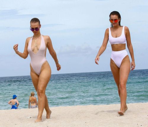 Bianca Elouise in Swimsuit at a Beach in Miami Photos 16