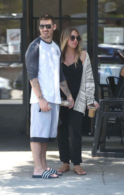 Haylie Duff Stills Out and About in Los Angeles 1