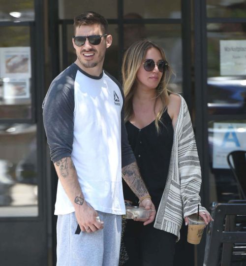 Haylie Duff Stills Out and About in Los Angeles 2