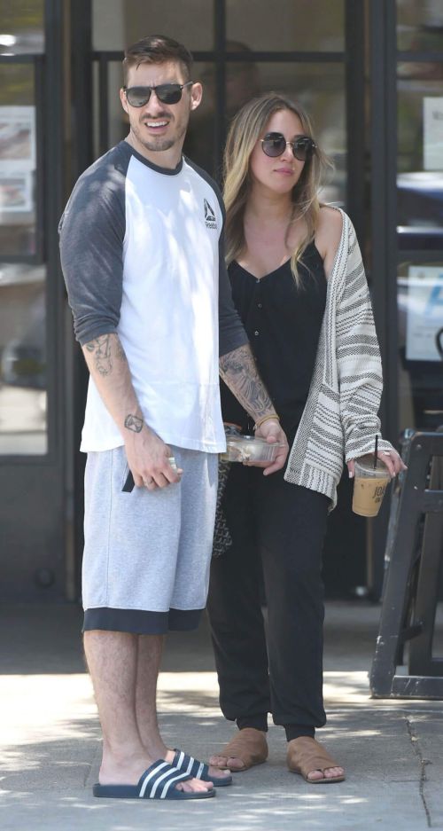 Haylie Duff Stills Out and About in Los Angeles 3