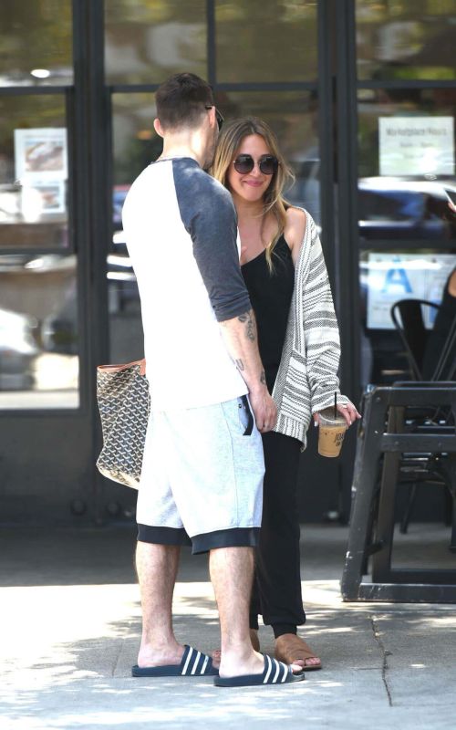 Haylie Duff Stills Out and About in Los Angeles 8
