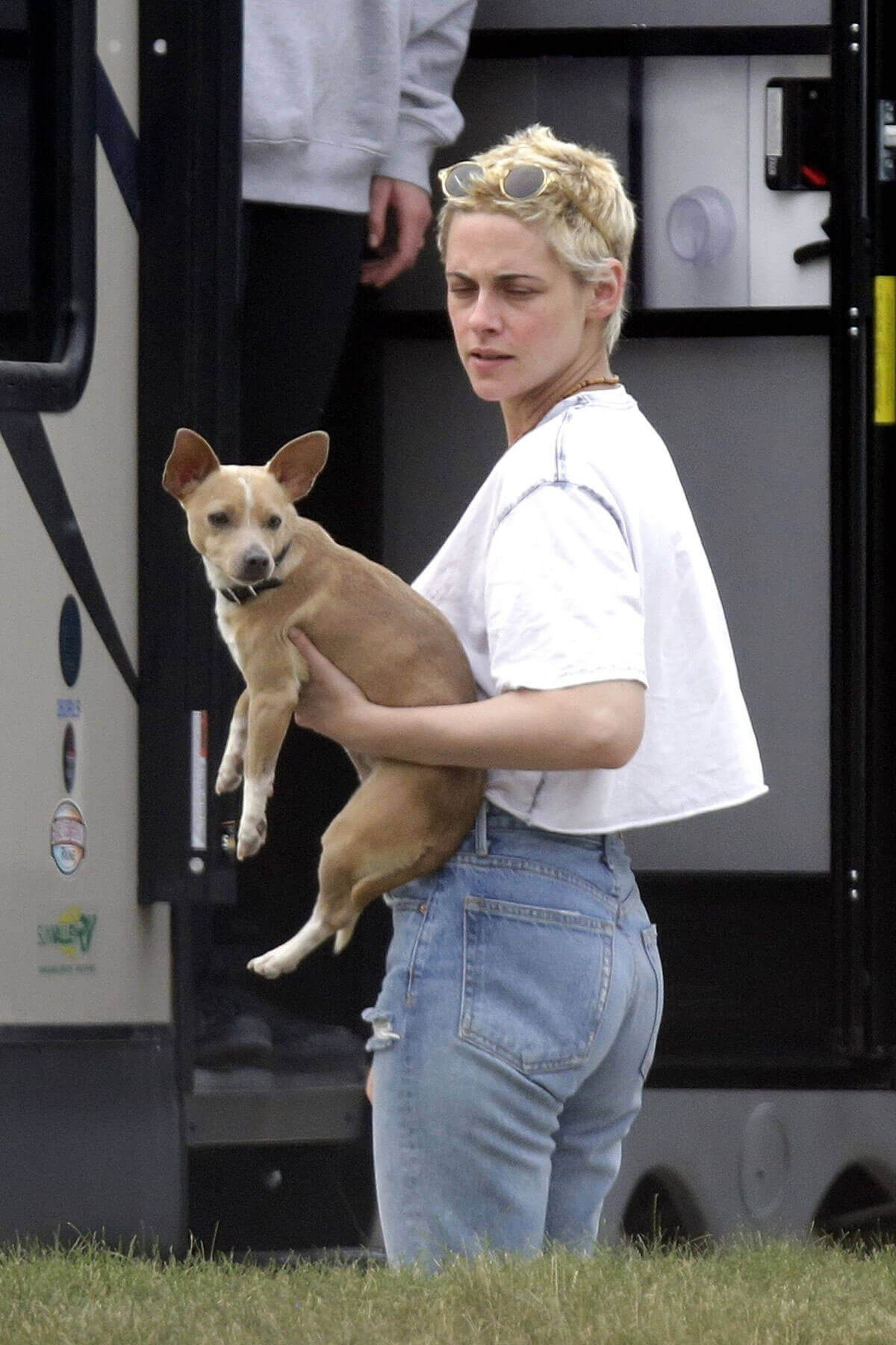 Kristen Stewart Stills Out with Her Dog in Winnipeg