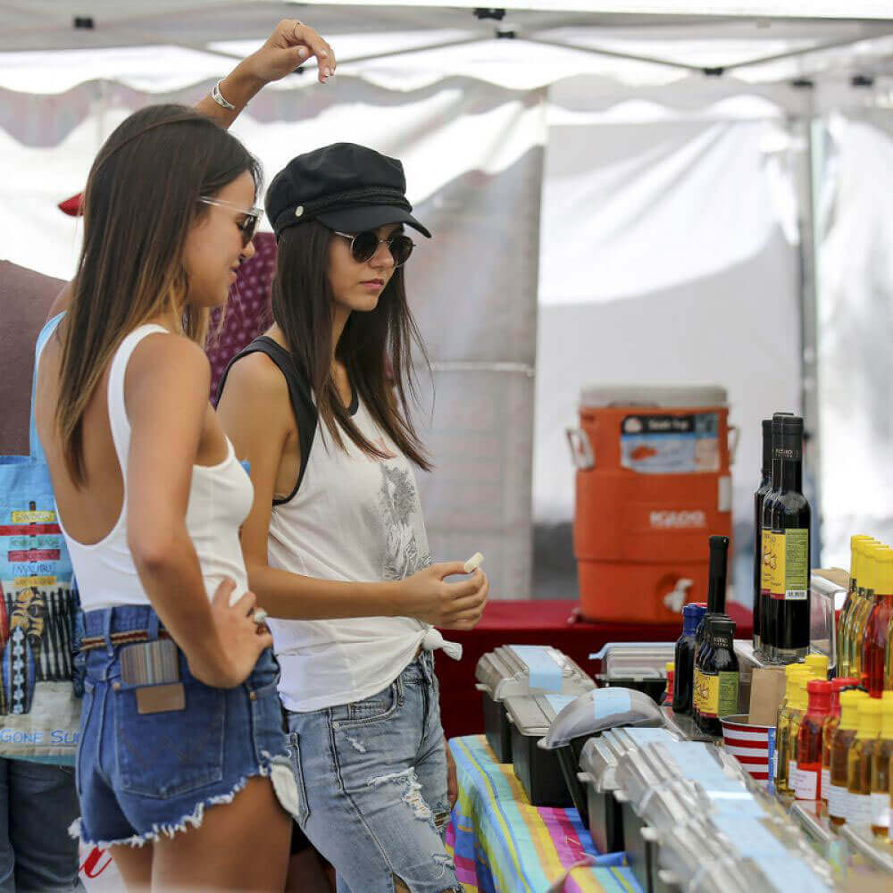 Victoria Justice and Madison Reed Stills at Visit a Farmers Market in Los Angeles - 27/07/2017 1