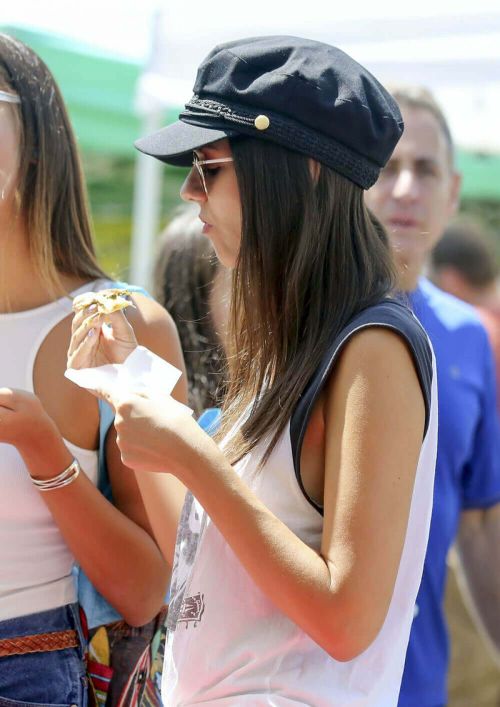 Victoria Justice and Madison Reed Stills at Visit a Farmers Market in Los Angeles - 27/07/2017 4