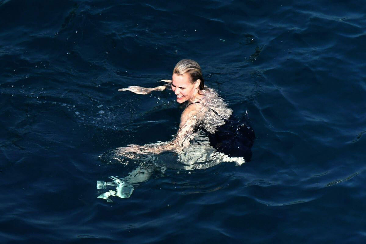 Leslie Bibb displays legs on Holiday at Amalfi Coast in Italy