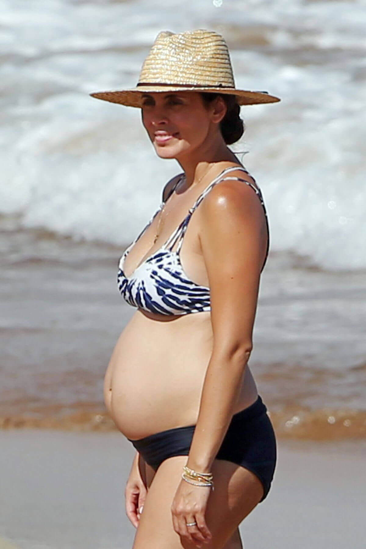 Pregnant Jamie-Lynn Sigler Stills in Bikini at a Beach in Maui