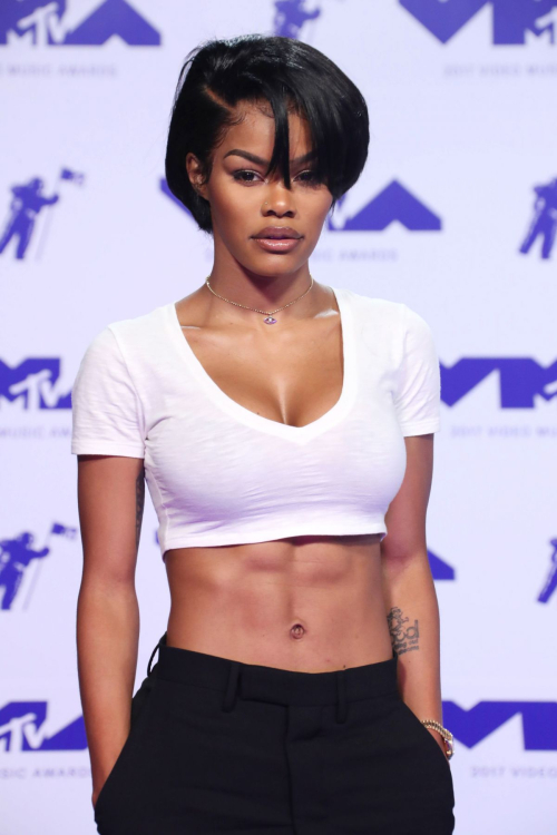 Teyana Taylor flashes abs at 2017 MTV Video Music Awards in Los Angeles 3