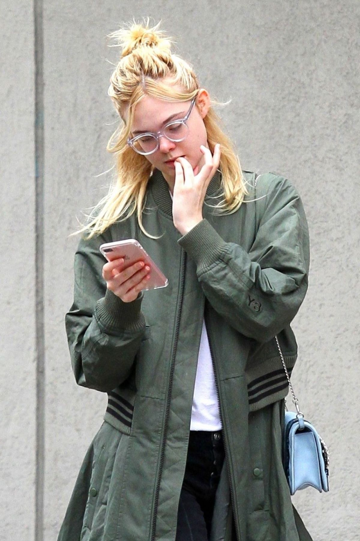 Elle Fanning Stills Heading to Her Home in New York