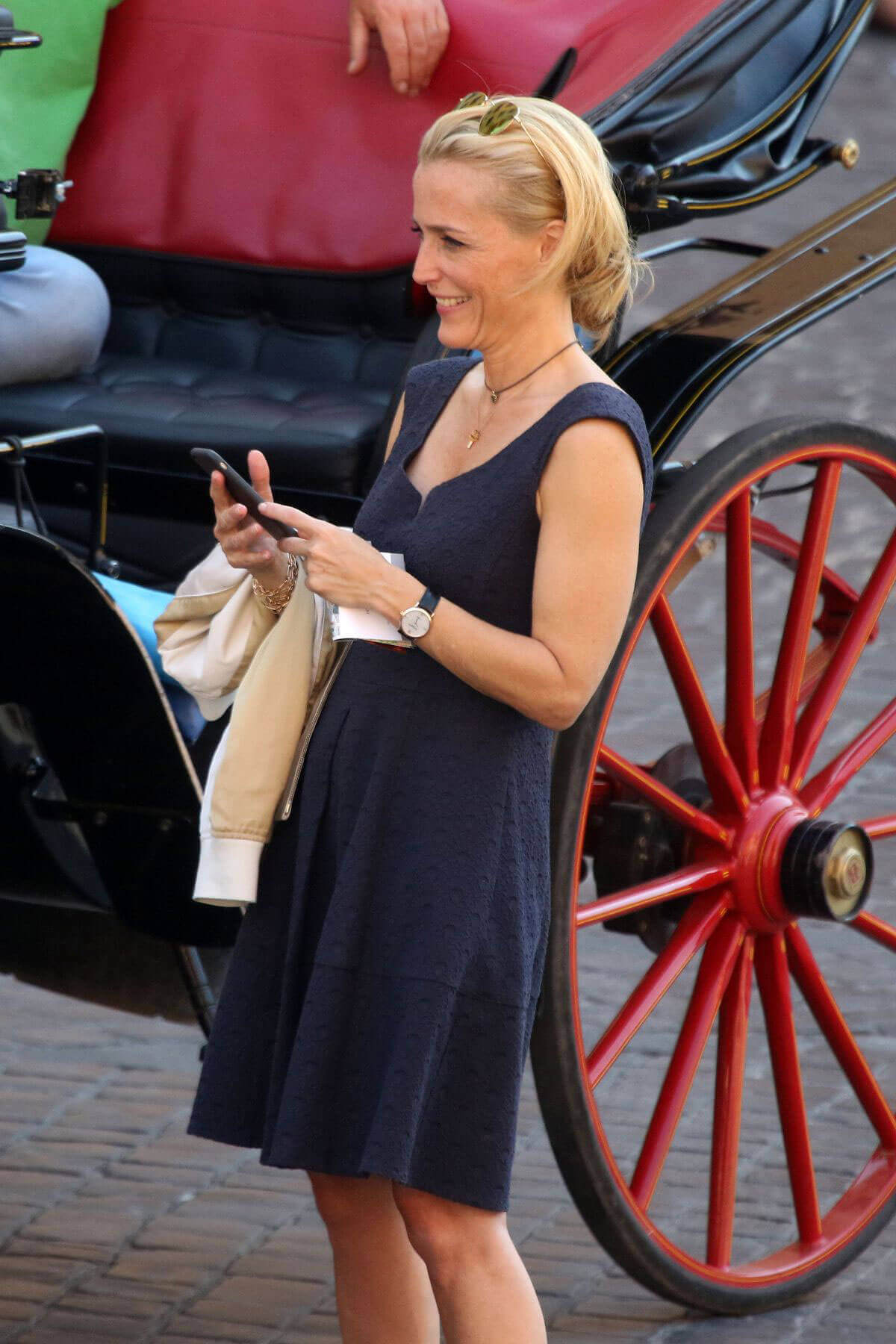 Gillian Anderson Stills on Vacation in Rome Photos