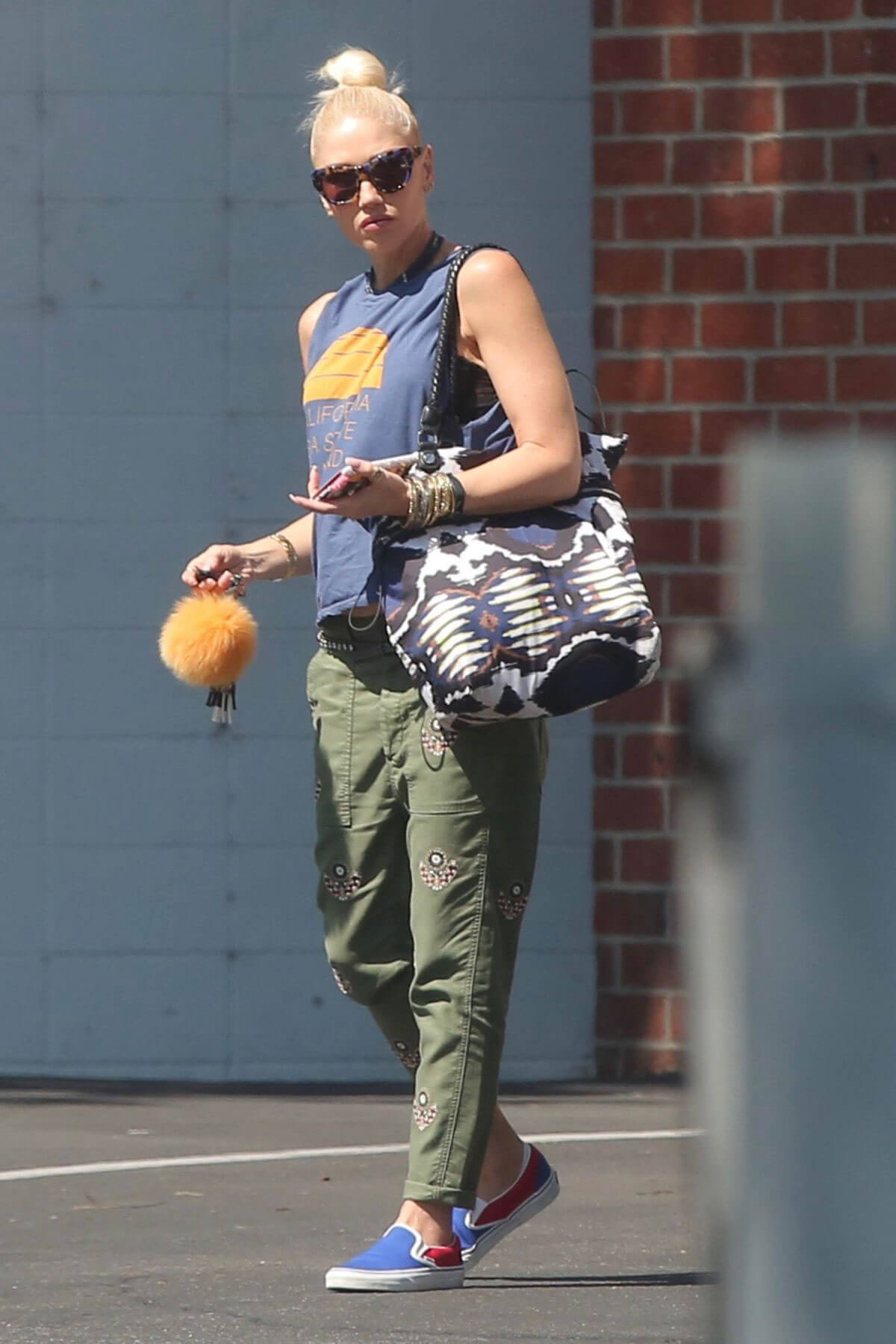 Pregnant Gwen Stefani wera Sleeveless Top Out in Los Angeles