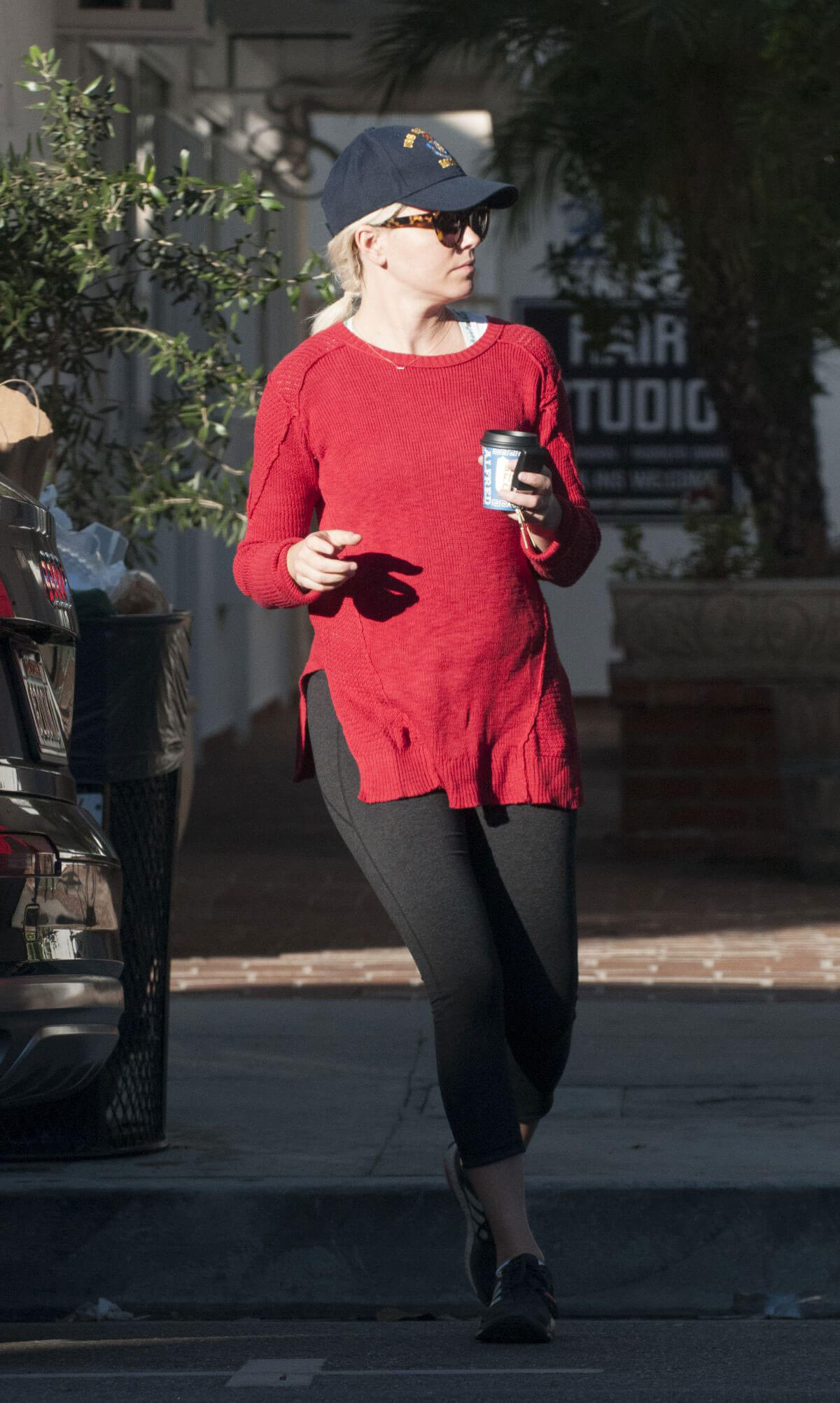 Elizabeth Banks Stills Leaves Alfred Coffee in Studio City