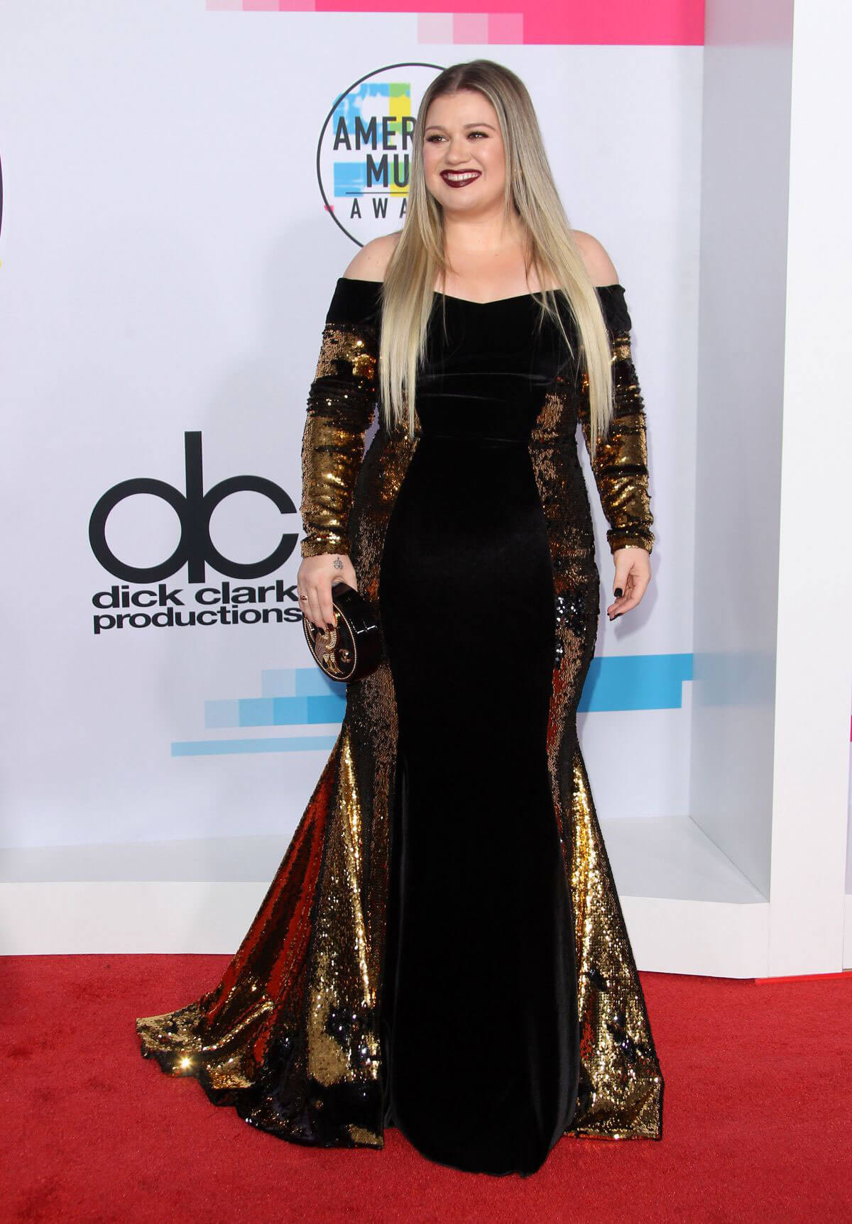 Kelly Clarkson Stills at American Music Awards 2017 in Los Angeles
