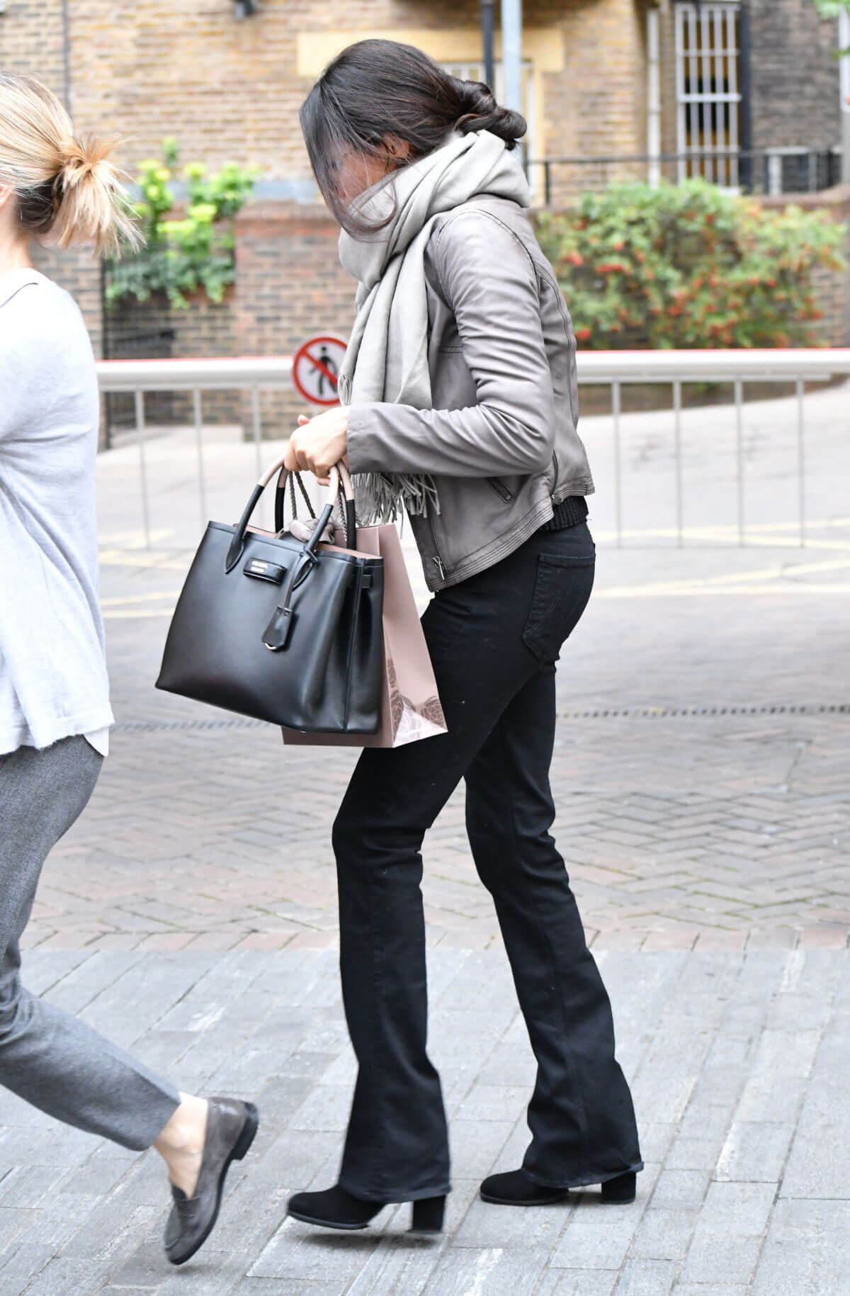 Meghan Markle Stills Out Shopping in London Photos