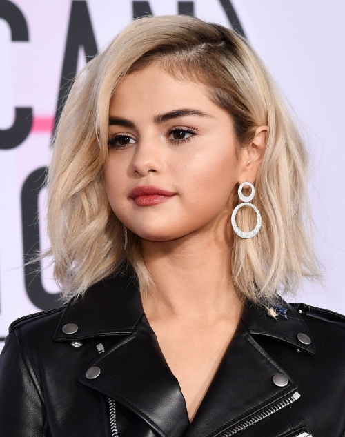 Selena Gomez First Time Blonde Hair Stills at American Music Awards 2017 in Los Angeles 2