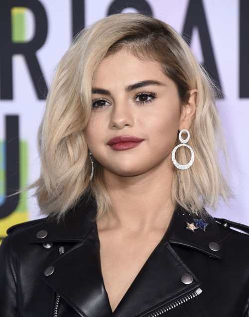 Selena Gomez First Time Blonde Hair Stills at American Music Awards 2017 in Los Angeles 4