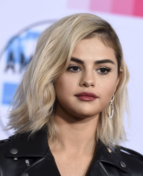 Selena Gomez First Time Blonde Hair Stills at American Music Awards 2017 in Los Angeles 6