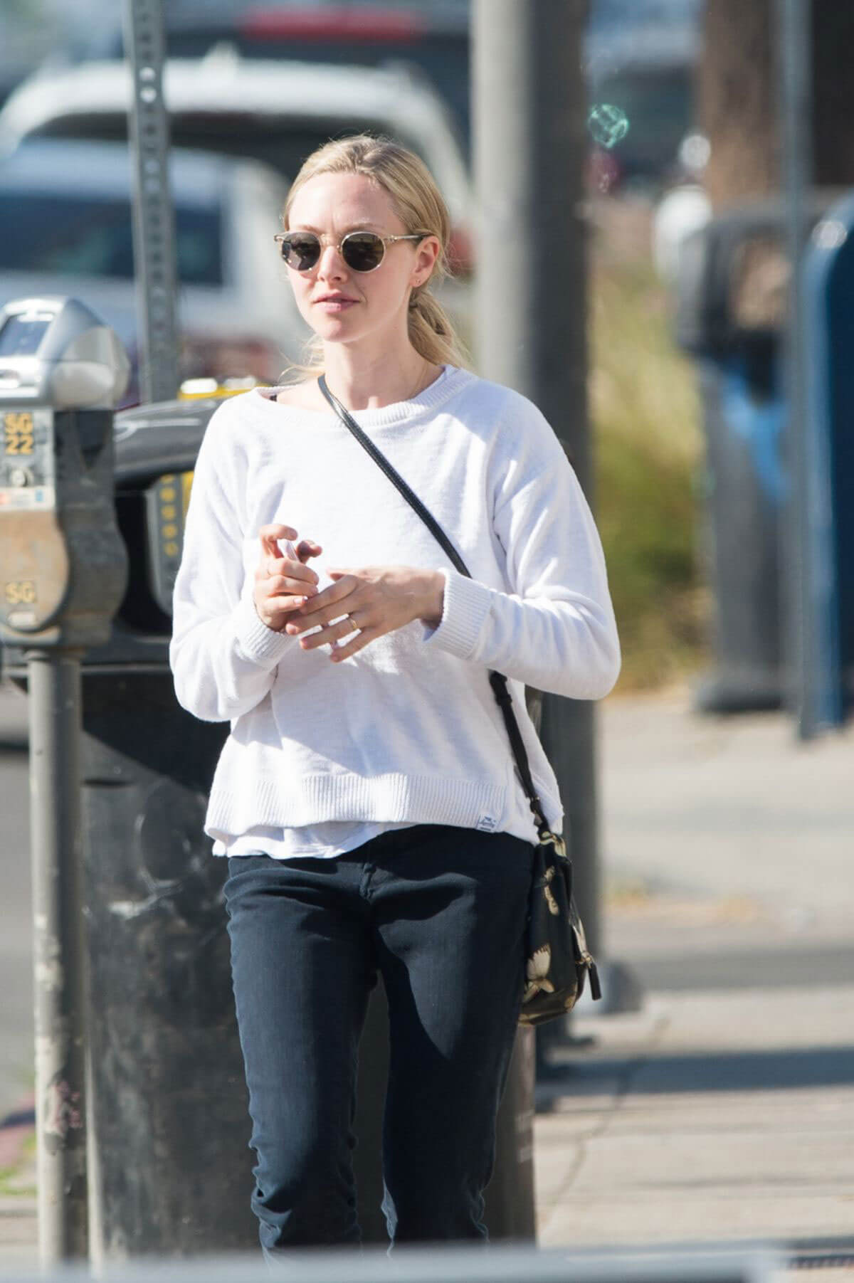 Amanda Seyfried Stills Out and About in Los Angeles 2017/12/06