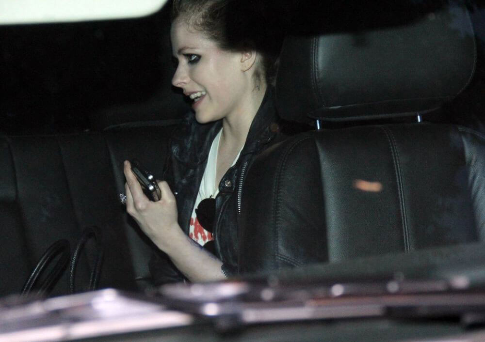 Avril Lavigne Stills Leaves Madeo Restaurant in Los Angeles 2017/12/05