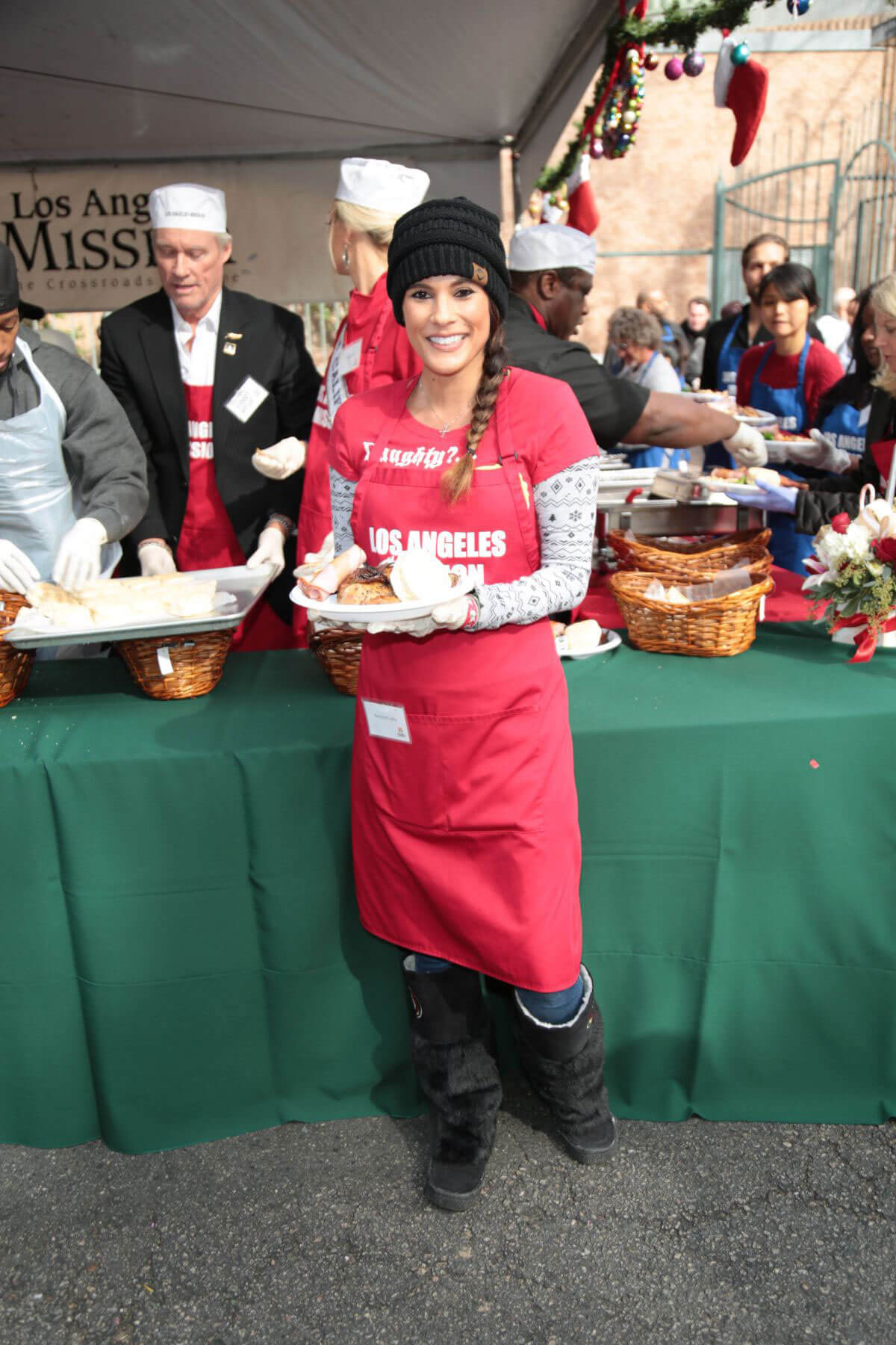 Bonnie-Jill Laflin Stills at LA Mission Serves Christmas to the Homeless in Los Angeles 2017/12/22