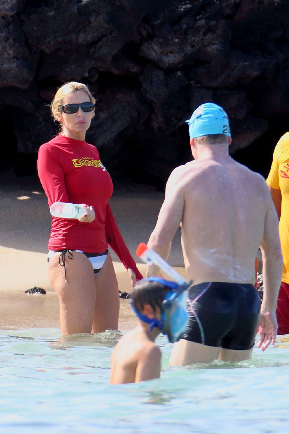 Camille Grammer Stills at a Beach in Hawaii 2017/12/27