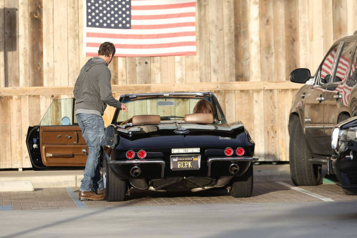 Cindy Crawford and Rande Gerber Stills in Classic Corvette Convertible Driving Out in Malibu 2017/12/23