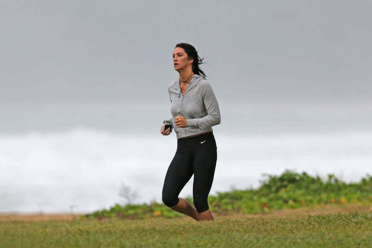 Darcie Lincoln Stills Running on the Beach in Hawaii 2017/12/28