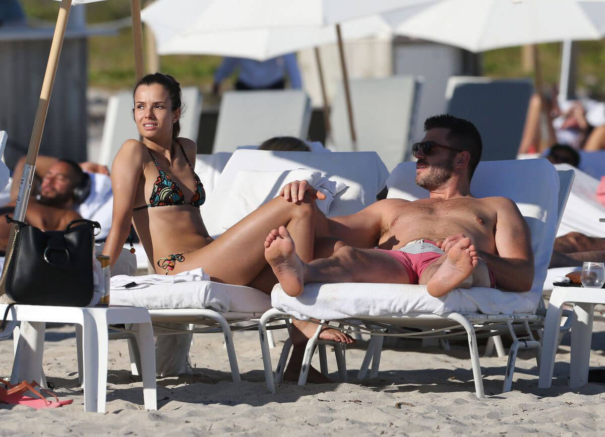 Emely Fardo Stills in Bikini on the Beach in Miami 2017/12/15