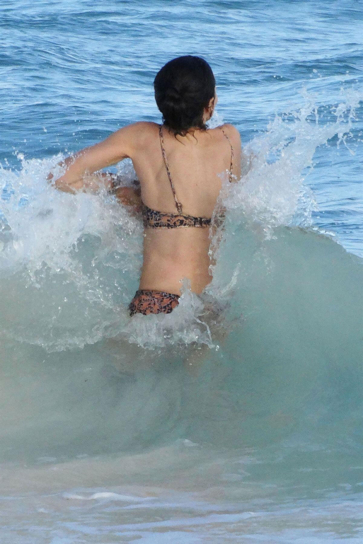 Eve Mavrakis Stills in Bikini on the Beach in Cancun 2017/12/26