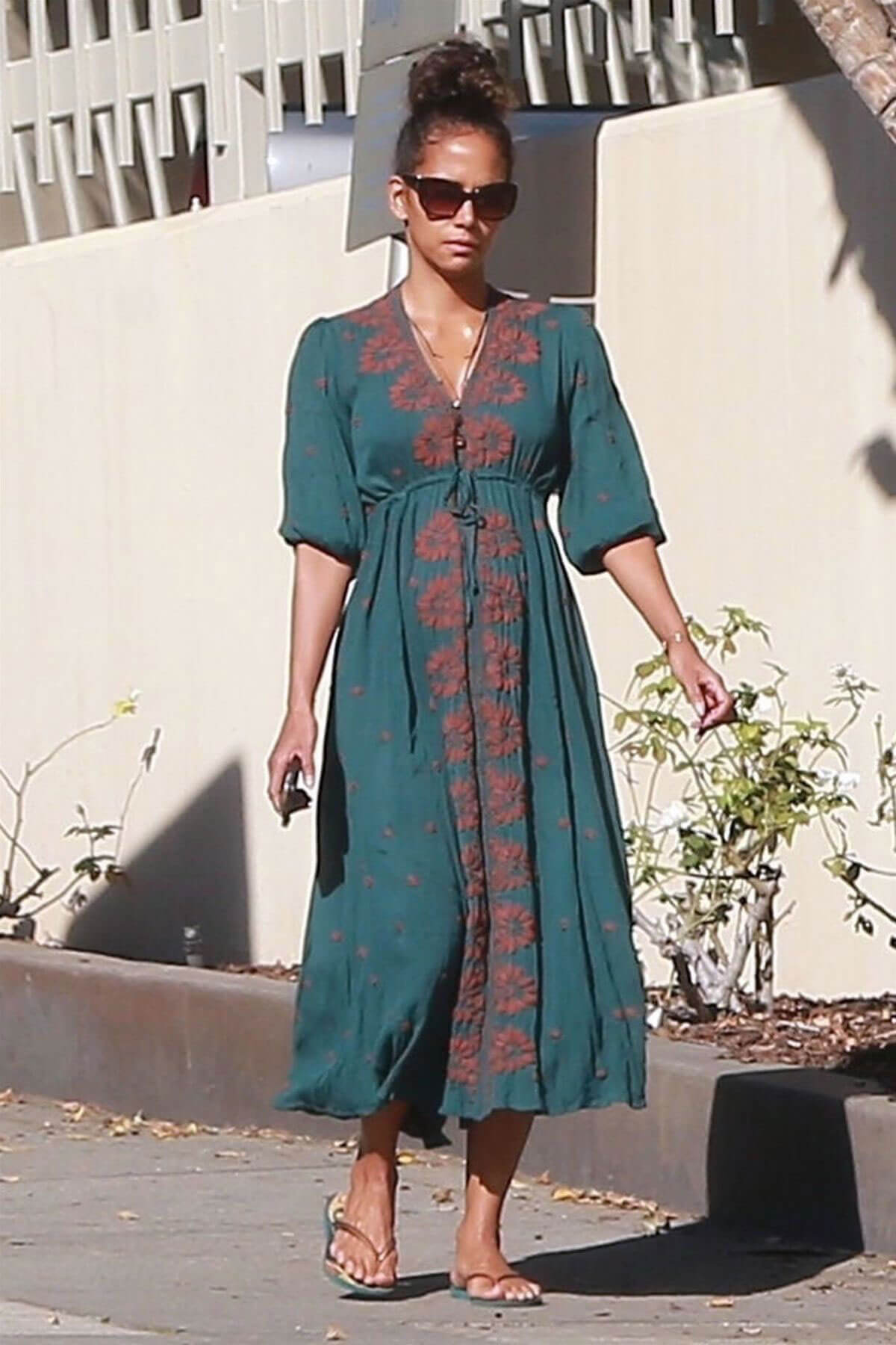 Halle Berry Stills at a Nail Salon in West Hollywood 2017/12/13