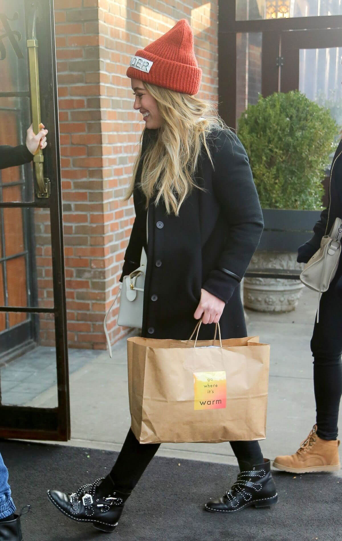 Hilary Duff Stills Arrives at Her Hotel in New York 2017/12/20