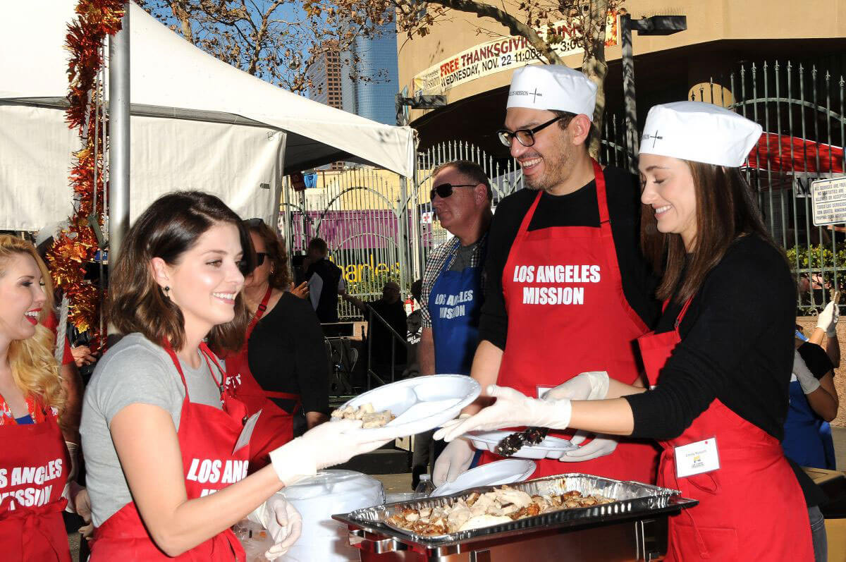 Jen Lilley Stills at Los Angeles Mission Thanksgiving Meal for the Homeless in Los Angeles 2017/11/22
