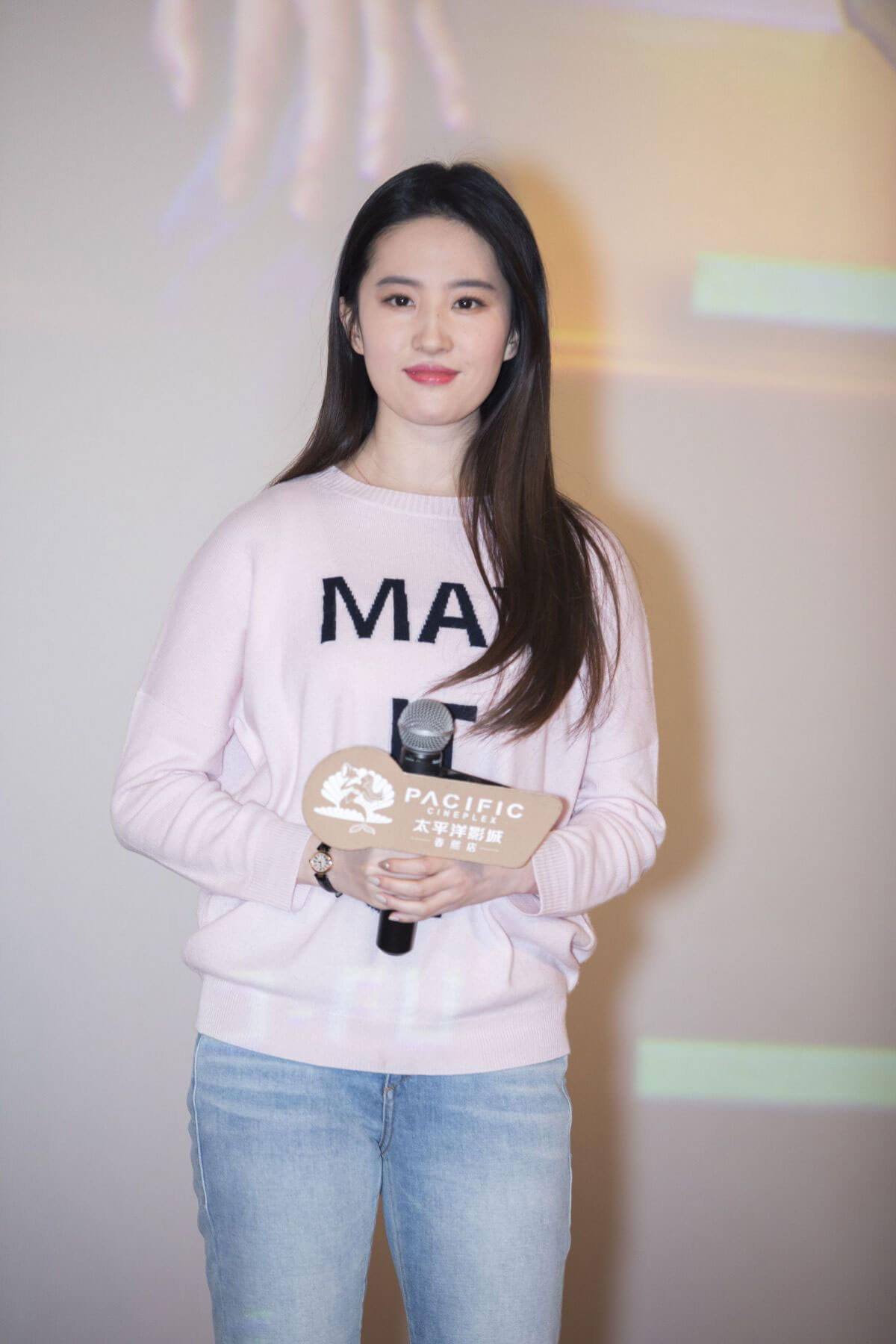 Liu Yifei Stills at Hnson and the Beast Photocall in Chengdu City 2017/12/20