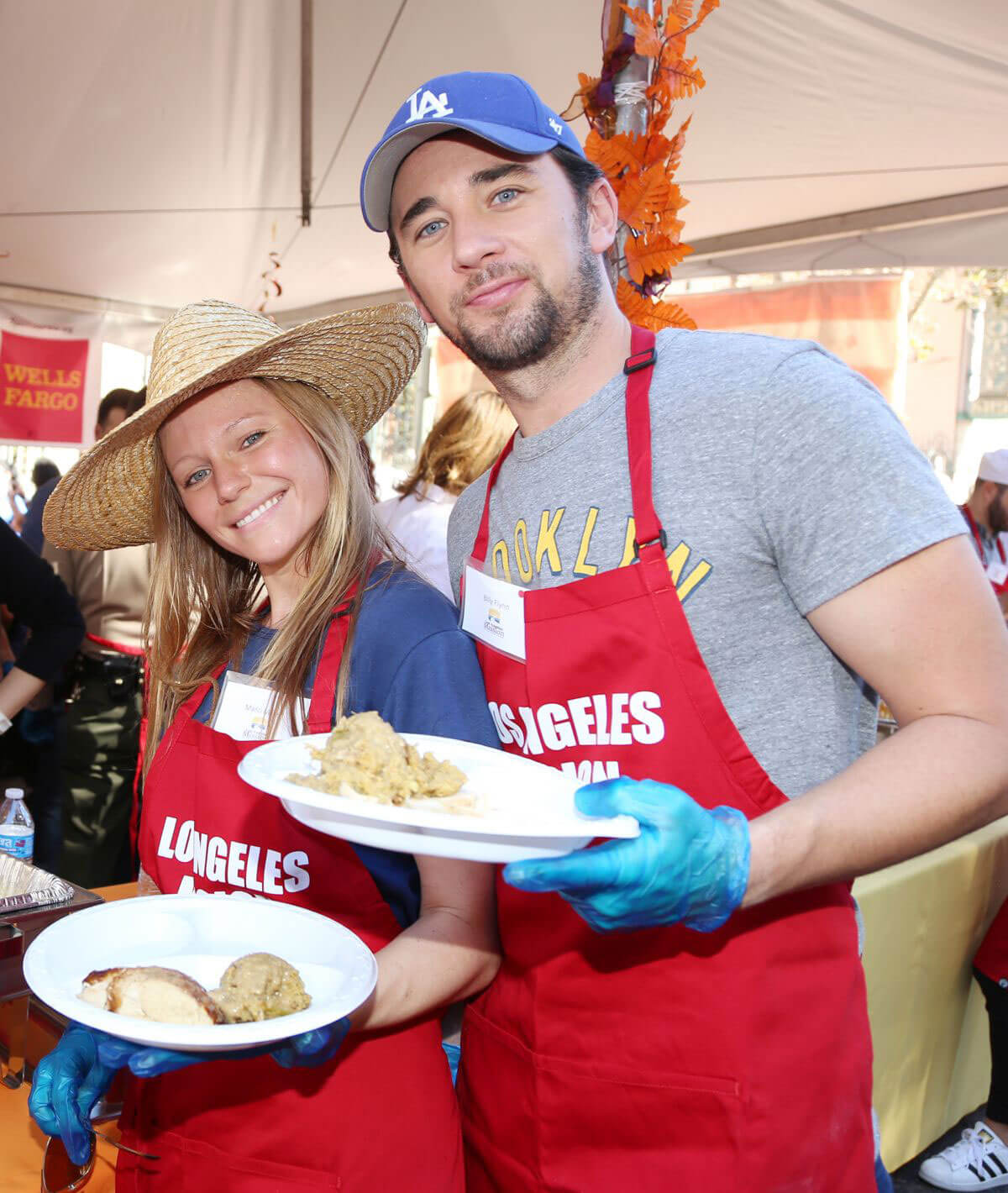 Marci Miller Stills at Los Angeles Mission Thanksgiving Meal for the Homeless in Los Angeles 2017/11/22