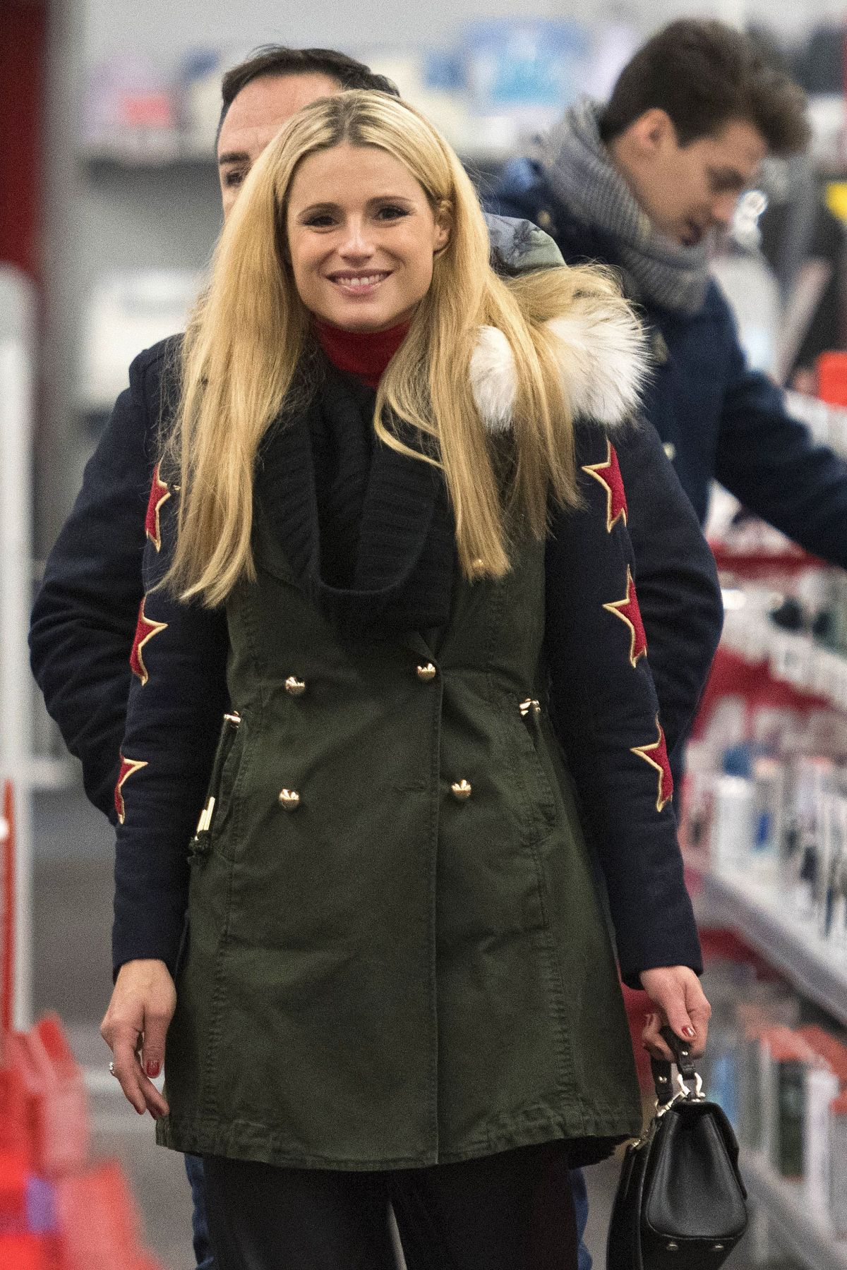 Michelle Hunziker Stills Buys a Drone in a Store in Milan 2017/12/04