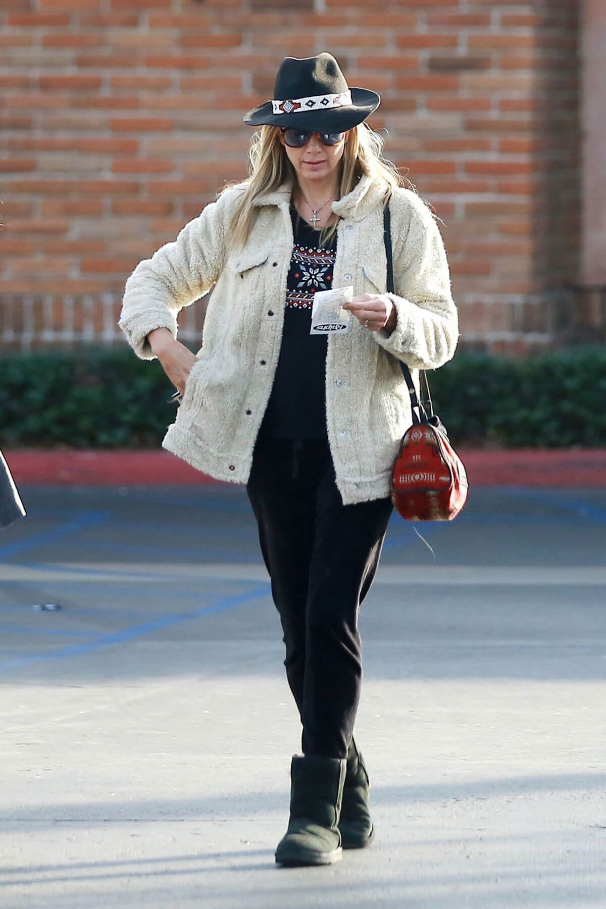 Mira Sorvino Stills Out in Malibu 2017/12/18