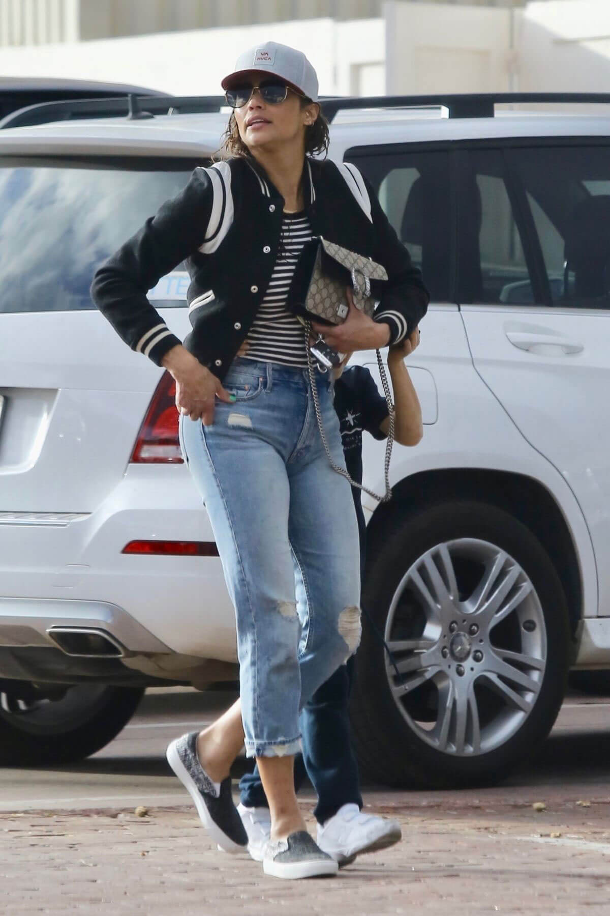 Paula Patton Stills Shopping at Malibu Country Mart 2017/12/20